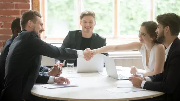 Ιστορίες εργασιακής τρέλας: «Η εταιρεία είναι συνεταιριστική, γιατί το 50% του τζίρου πάει στους μισθούς σας»