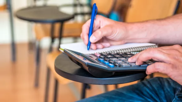 Mισθολόγιο: Τι αύξηση θα έπρεπε να πάρουν οι εκπαιδευτικοί τον Απρίλη;