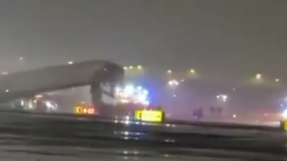 Νέα Υόρκη: Αεροπλάνο συγκρούστηκε με πυροσβεστικό σε αεροδρόμιο - Αναφορές για νεκρούς