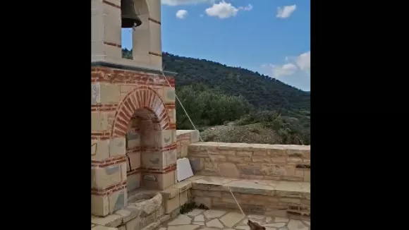 Viral: Αξιαγάπητος σκύλος χτυπά την καμπάνα εκκλησίας στην Κρήτη (βίντεο)