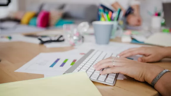 Δημόσιο: +5.000 προσλήψεις (ΜΜΜ, ΕΣΥ, υπουργεία, μουσεία, δήμοι, Σώματα Ασφαλείας)