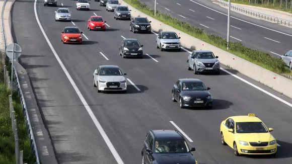 Πόση απόσταση πρέπει να κρατάς από το προπορευόμενο όχημα - Πότε «γράφει» η Τροχαία