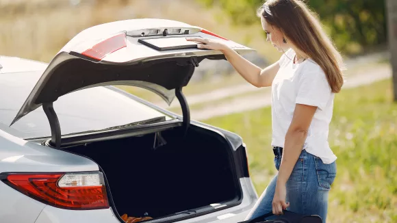 Αυτά τα 10 αντικείμενα πρέπει να έχεις πάντα στο αυτοκίνητο