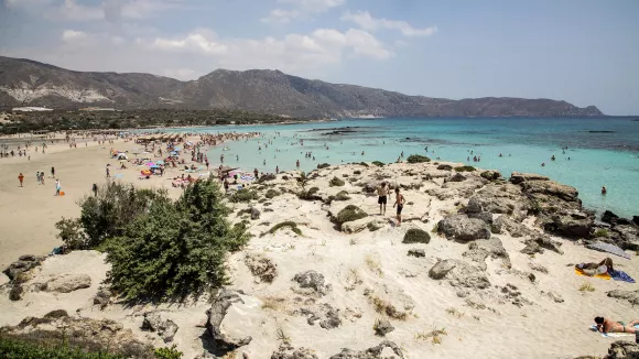 Θερινή σεζόν: Προσλήψεις στην Παραλία Ελαφονήσι