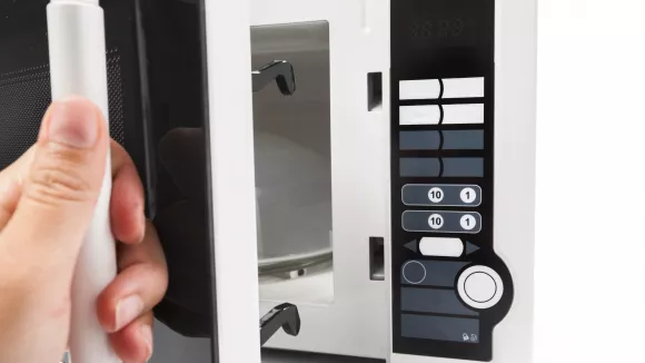 Φούρνος μικροκυμάτων: Τι πρέπει να προσέχετε για ασφαλές ζέσταμα τροφίμων