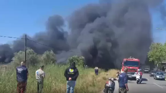 Καλαμάτα: Μεγάλη φωτιά σε επιχείρηση πλαστικών - Πυκνοί καπνοί στην πόλη