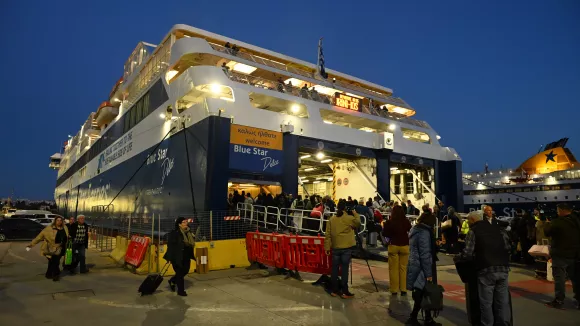 Κορυφώνεται η πασχαλινή έξοδος - 32.000 επιβάτες φεύγουν από τα λιμάνια της Αττικής