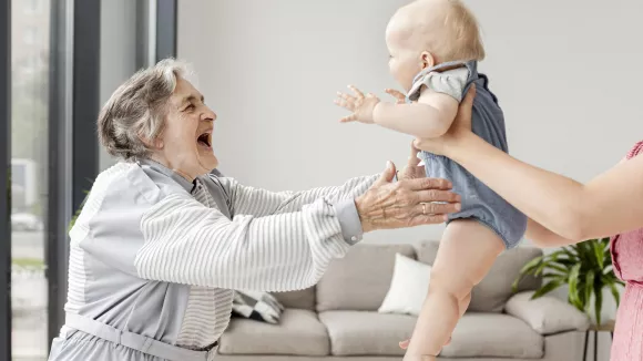 «Νταντάδες της Γειτονιάς»: Άνοιξε η πλατφόρμα - Voucher έως 500€