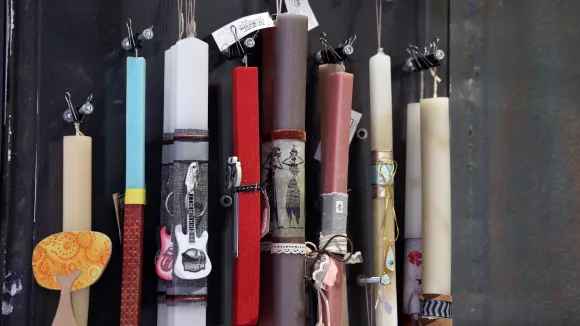 Πάσχα: Πόσο θα κοστίσουν τα δώρα για το βαφτιστήρι - Τιμές σε λαμπάδες και αυγά