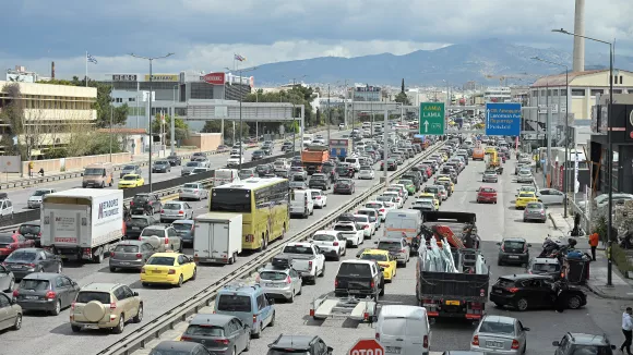 Πασχαλινή έξοδος: «Βουλιάζουν» δρόμοι και λιμάνια στην Αττική