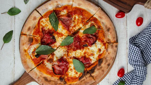 Κόβεις σωστά την πίτσα; Ο τρόπος που χρησιμοποιούν στην Ιταλία