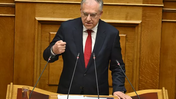 Θεοδωρικάκος: «Kόφτης» στις χρεώσεις τραπεζών και τέλος στα «ψιλά γράμματα»