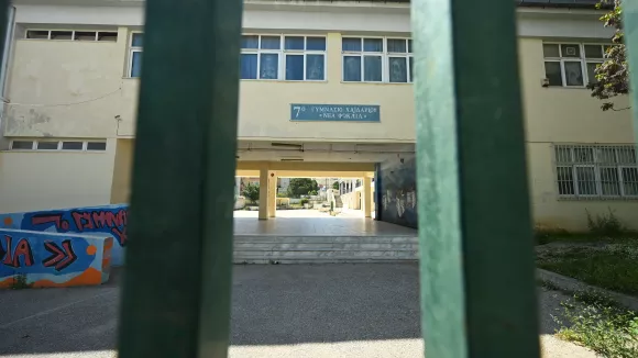 Χαϊδάρι: Μάχη για τη ζωή της δίνει 13χρονη που έπεσε από μπαλκόνι σχολείου