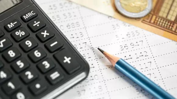 Κατώτατος μισθός: Αυτό είναι το νέο μισθολόγιο στο Δημόσιο (πίνακες)