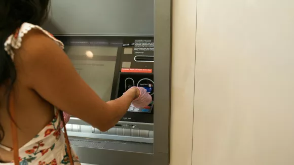ΟΠΕΚΑ: Δίνει επίδομα έως 1.000 ευρώ σε γονείς - Δείτε εάν τα δικαιούστε