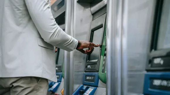 ΟΠΕΚΑ: Μηνιαίο επίδομα έως 750 ευρώ σε γονείς - Δείτε εάν το δικαιούστε