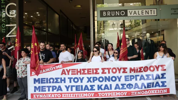 «Δεν μπορούμε να δουλεύουμε 15 ώρες την ημέρα» - Εργαζόμενοι στον επισιτισμό διαδηλώνουν έξω από το ΥΠΕΚΑ