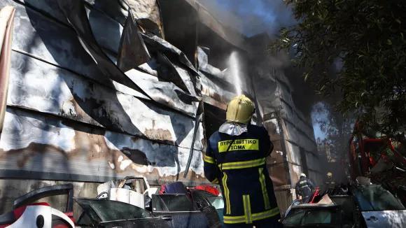 Φωτιά σε κατάστημα ανταλλακτικών αυτοκινήτων στο Μενίδι