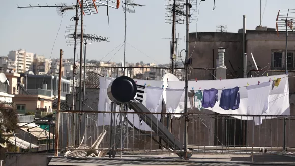 Γιατί μπορεί να πληρώσεις έως και 500 ευρώ πρόστιμο επειδή άπλωσες ρούχα