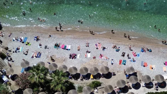 Περισσότεροι δικαιούχοι για το voucher από 200 έως 600 ευρώ