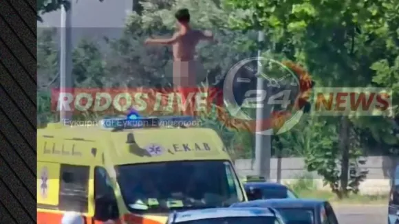 Ρόδος: Ολόγυμνος τουρίστας σκαρφάλωσε ασθενοφόρο και «βούτηξε» στην άσφαλτο (Βίντεο)