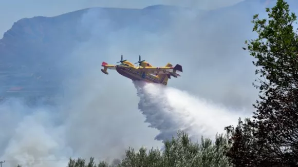 Συναγερμός στην Πάρο: Φωτιά κοντά σε σπίτια στο Καμπί 
