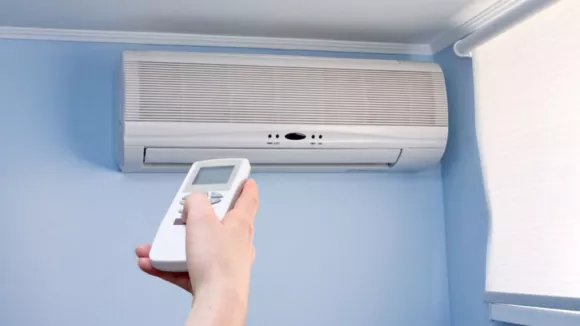 Καύσωνας και air condition: Πόσο αυξάνει τον λογαριασμό ρεύματος και πώς θα γλιτώσετε χρήματα