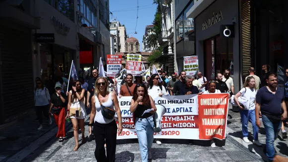 Απεργία σήμερα στο εμπόριο: Πλήθος εργαζομένων στη συγκέντρωση - «Η Κυριακή είναι αργία»