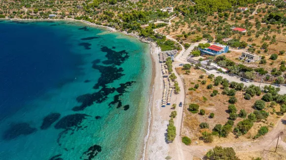 Κορινθία: Οι παραλίες με τα γαλαζοπράσινα νερά που θυμίζουν Κυκλάδες