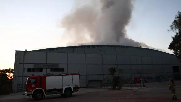 Φωτιά στο Badminton: Υπό μερικό έλεγχο η πυρκαγιά - Μεγάλες φθορές