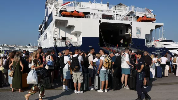 104.056 επιβάτες αναμένεται να αναχωρήσουν το τριήμερο από την Παρασκευή 24 έως και την Κυριακή 26 Ιουλίου, από τα λιμάνια του Πειραιά, του Αργοσαρωνικού, της Ραφήνας και του Λαυρίου