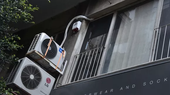 Κλιματιστικό vs ανεμιστήρας: Πόσο ρεύμα καίει η κάθε συσκευή
