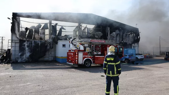 Φωτιά στον Ασπρόπυργο: Σε σοβαρή κατάσταση στις ΜΕΘ οι τρεις εργαζόμενοι - Ποινικές διώξεις στους δύο συλληφθέντες