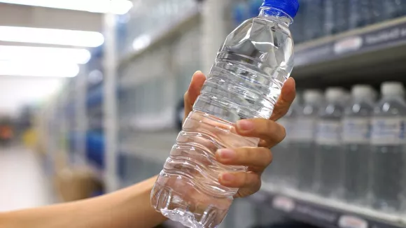 Γιατί δεν πρέπει να ξαναγεμίζετε τα πλαστικά μπουκάλια νερού – Οι κίνδυνοι που αγνοούν οι περισσότεροι
