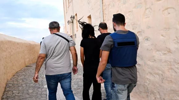 Δολοφονία στη Σύρο: Στον ανακριτή το ζευγάρι – Σήμερα το τελευταίο «αντίο» στη 41χρονη διασώστρια