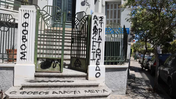 Σέβη Βολουδάκη: Άγνωστοι έγραψαν απειλητικά συνθήματα στο γραφείο της υφυπουργού