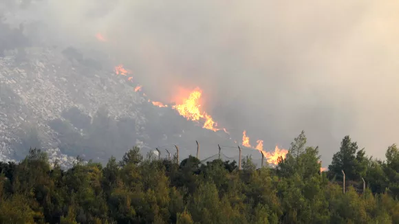 Φωτιά στη Δυτική Αττική: Νέα αναζωπύρωση στη Λούμπα Μεγάρων – Μάχη με τις φλόγες (βίντεο)