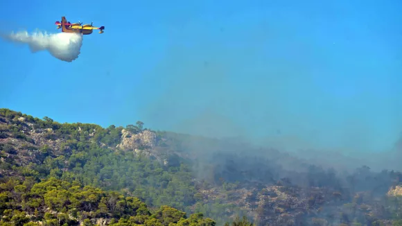 Μαίνεται η φωτιά στα Γρεβενά: Στη «μάχη» 40 πυροσβέστες και δύο ελικόπτερα