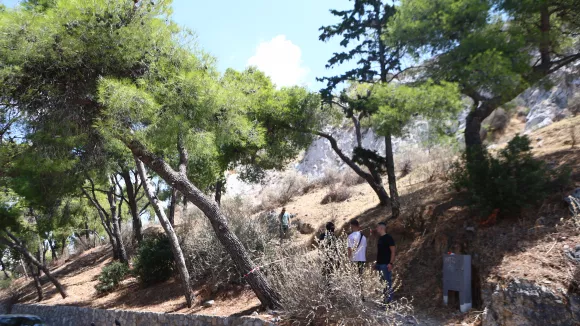 Λυκαβηττός: Σε 57χρονη από την Κυψέλη ανήκει η σορός που βρέθηκε σε σπηλιά