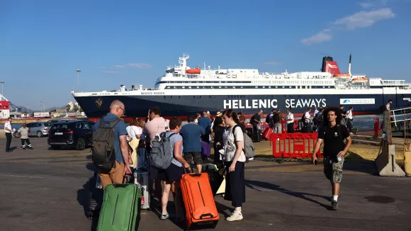 Πειραιάς: Γέμισε με ταξιδιώτες η Αθήνα – 15.000 αφίξεις και 5.800 αναχωρήσεις
