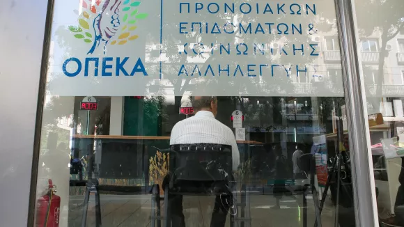 ΟΠΕΚΑ: Μηνιαίο επίδομα 216€ (με προσαύξηση 108 + 54€) - Οι δικαιούχοι