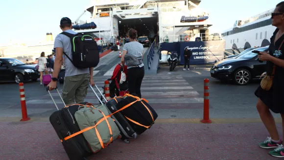 Οι επιβάτες που πρόκειται να ταξιδέψουν σήμερα θα πρέπει, πριν μεταβούν στα λιμάνια, να επικοινωνούν με τα κατά τόπους λιμεναρχεία, τις ακτοπλοϊκές εταιρείες και τα ταξιδιωτικά πρακτορεία