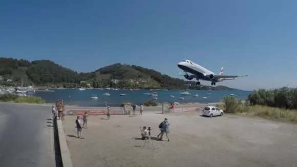 Νέο περιστατικό στη Σκιάθο: Τουρίστρια τραυματίστηκε από το ρεύμα αέρα αεροσκάφους