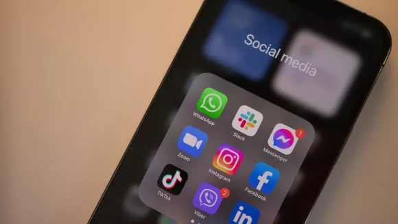 Εθισμός νέων στα social media: Δικαστικό «χαστούκι» σε Meta, Google, TikTok και Snapchat