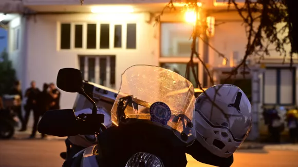 Αστυνομικό τμήμα Μάνδρας: Δικογραφία σε βάρος του 31χρονου που εισέβαλε με μαχαίρι - Ελεύθερος ο αστυνομικός που τον πυροβόλησε 
