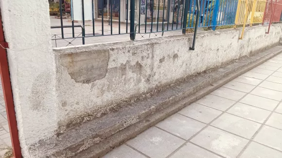 «Η ανοχή μας εξαντλήθηκε» - Σοβάδες που έχουν πέσει, μούχλα, κατεστραμμένοι νιπτήρες, χαλασμένες κλειδαριές και προβλήματα στα κουφώματα περιλαμβάνει η καταγγελία του Συλλόγου Γονέων και Κηδεμόνων