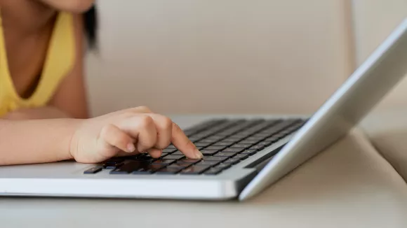 Επίδομα παιδιού έως 140 ευρώ: Ανοίγει αύριο η πλατφόρμα Α21