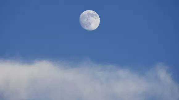 Φεγγάρι μέρα μεσημέρι: Γιατί εμφανίζεται στον ουρανό ενώ έχει ήλιο