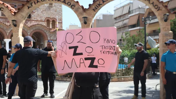 «Όσο ζω, ΜΑΖΩ»: Ξεκίνησε η κηδεία του αγαπημένου τραγουδιστή