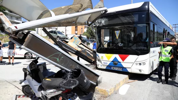 Θεσσαλονίκη - Λεωφορείο έπεσε πάνω σε στάση: Βαριά τραυματισμένη η 21χρονη, θα χειρουργηθεί